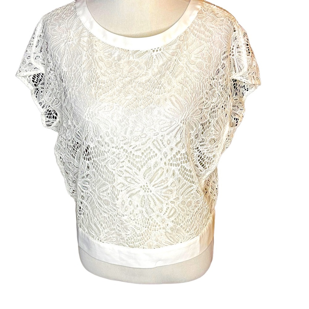 CAbi sleeveless boxy floral lace blouse w/ snap close waistband detail white XS